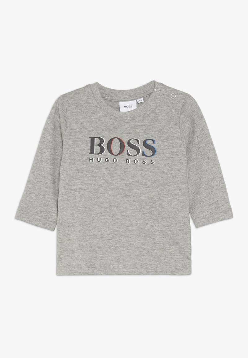 Graues Langarmshirt aus weichem Material mit einem auffälligen "BOSS"-Logo in Schwarz, Rot und Blau, mit Druckknöpfen an den Schultern für ein einfaches An- und Ausziehen.