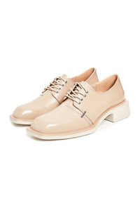 Chaussures en cuir beige brillant à lacets avec talons carrés bas et bouts carrés lisses arrondis sur fond blanc.