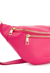 Rosa Leder-Hüfttasche mit strukturiertem Finish, ausgestattet mit zwei goldenen Reißverschlüssen und rechteckigen Hardware-Elementen, gesichert mit einem passenden Riemen.