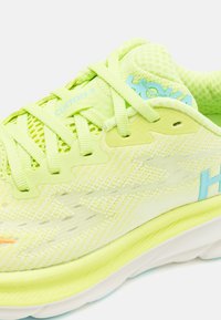 HOKA CLIFTON 9 - Sneakers basse - lettuce/solar flare