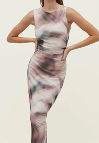 Maxiklänning i sträckt tyg med ett abstrakt blommönster i mjuka rosa, gröna och blå nyanser; figurnära design med ärmlös skärning.