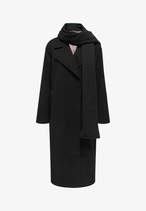 Melna vilnas mēteli ar pielāgotu dizainu, platām atloks un garām piedurknēm, kopā ar atbilstošu melnu šalli. Gluda tekstūra un minimālisma stils.