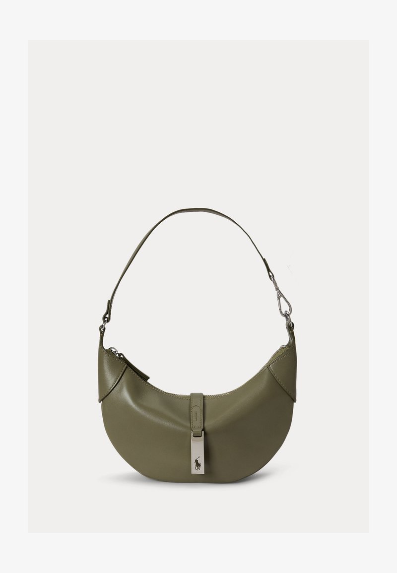 Bolso de mano de cuero verde oliva en forma de media luna con una sola correa, hebilla plateada y cierre de cremallera sobre un fondo blanco.