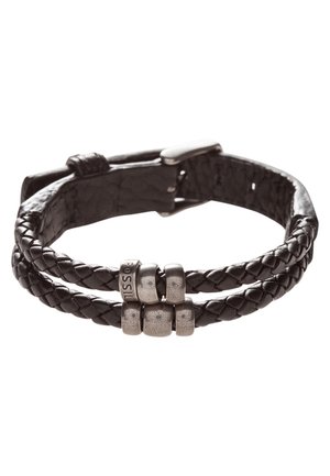 Bracelet double tour en cuir tressé noir avec perles en métal argenté, dont une gravée du mot "Fossil", et une fermeture à boucle.