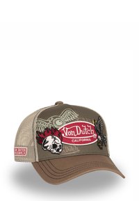 Gorra de béisbol marrón con parte trasera de malla, con bordados de calavera, águila y acentos de logo en rojo y beige. Visera curva y diseño estructurado.