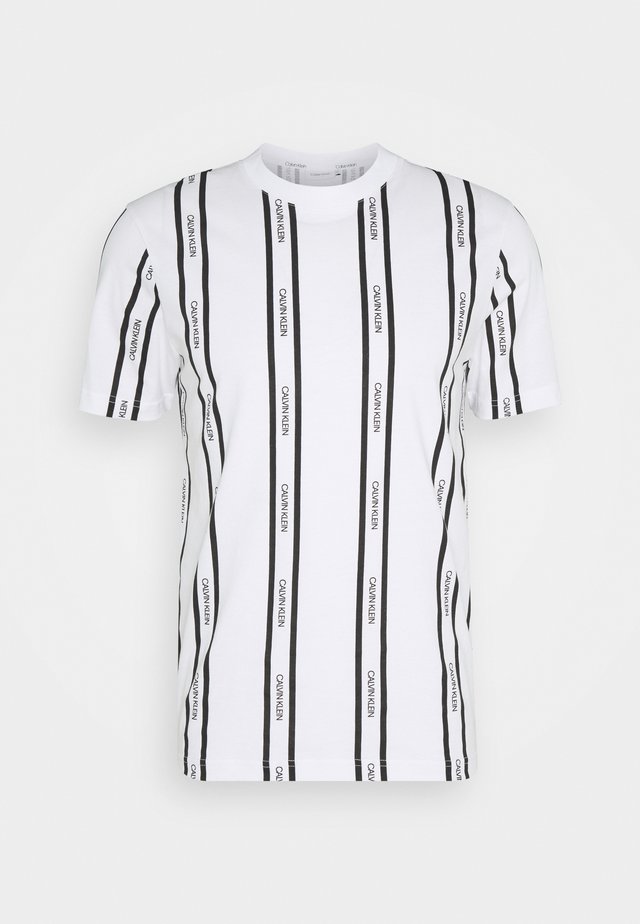 VERTICAL LOGO STRIPE - T-Shirt print - white