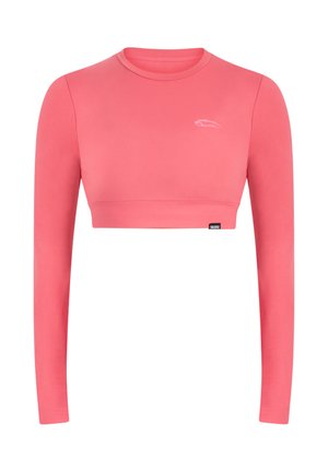 Top corto de manga larga en rosa brillante, confeccionado en tela elástica, con cuello redondo y un sutil detalle de logotipo en el pecho.