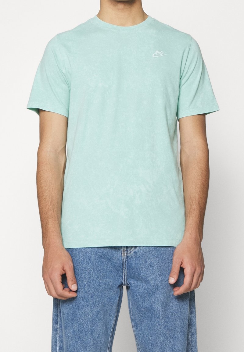 Mátově zelené bavlněné tričko s krátkým rukávem, kulatým výstřihem a malým bílým logem na hrudi. Měkká textura a uvolněný střih.