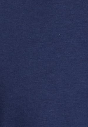 Tejido azul marino, textura acanalada, apariencia uniforme, tacto suave y blando, variaciones sutiles en el tono, sin patrones o acentos visibles.