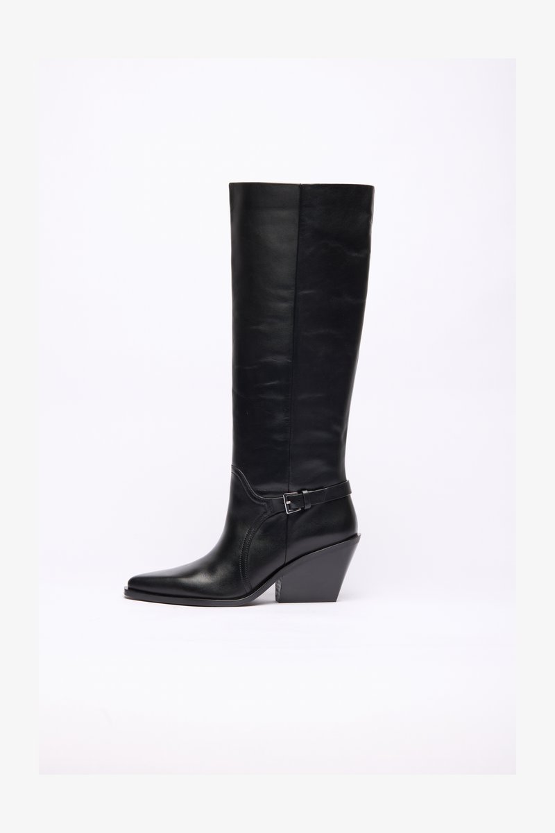 Mustmust muste kõrge suunaga king, millel on nurgeline konts ja dekoratiivne vöö ringi ümber pahkluude. Sile tekstuur ja voolujooneline disain.