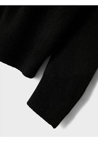 Schwarzer Strickpullover mit strukturiertem Stoff, gerippten Bündchen und lockerer Passform, der eine weiche und leicht flauschige Optik aufweist.
