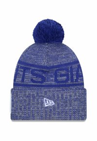 Strickmütze in Blautönen mit einem Pom-Pom oben, ausgestattet mit einem strukturierten Muster und einem umgeschlagenen Saum, der ein Logo zeigt.