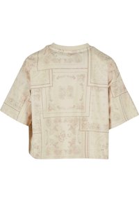 Lühikeste varrukatega kreemivärvi crop-top, millel on helepruun paisley ja lillede muster. Ümmargune kaelus. Pehme kangas.