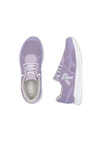 Baskets de sport violet clair avec tige en mesh, semelle en caoutchouc et design à lacets. Présente un logo sur le côté et des accents texturés.