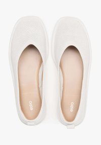 Bílé perforované baleríny s kulatou špičkou a elastickými otvory. Hladká vnitřní podšívka a nenápadné logo na stélce.