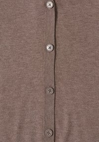 Bruine cardigan van zacht materiaal, met een sluiting aan de voorkant met vijf knopen, ribgebreide randen en een gladde textuur.