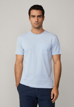 Helles blau gestreiftes T-Shirt, kurze Ärmel, Rundhalsausschnitt, aus einer Baumwollmischung, mit einem dezenten Logo auf der unteren linken Seite.