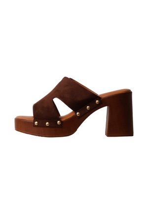 Mule en daim marron à bout ouvert avec talon plateforme en bois et clous dorés le long de la bride latérale.