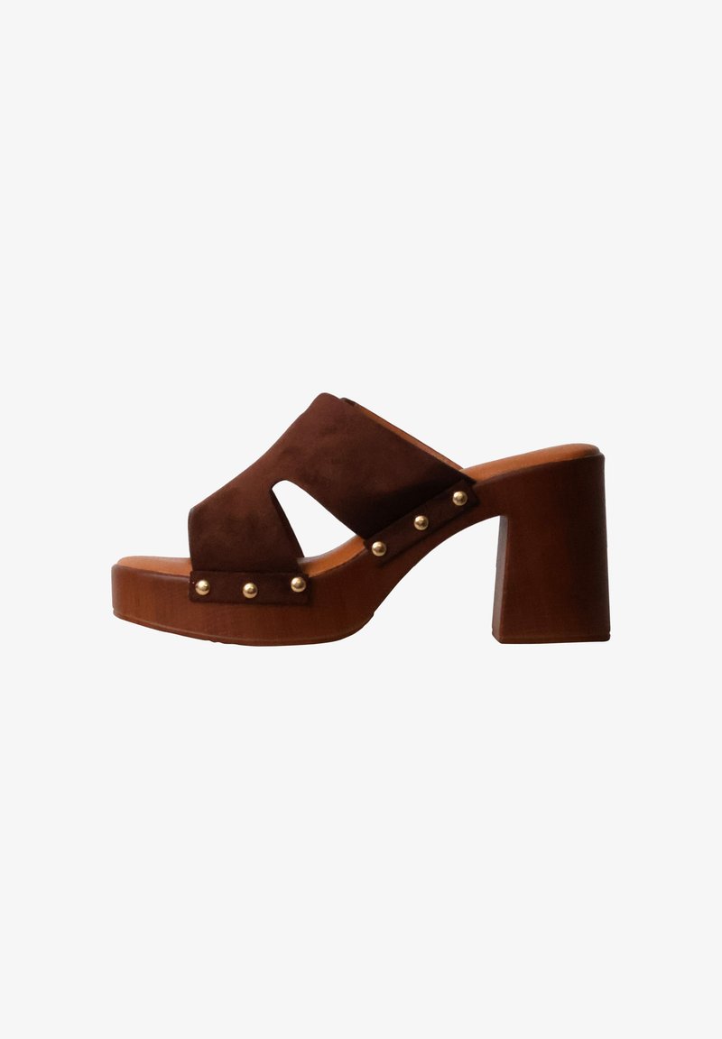 Mule en daim marron à bout ouvert avec talon plateforme en bois et clous dorés le long de la bride latérale.