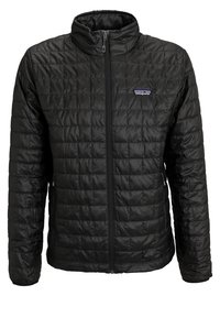 Svart isolerad jacka med quiltad design, hög krage, blixtlås framtill och en liten lila logotyp på vänster bröst. Mjuk textur.