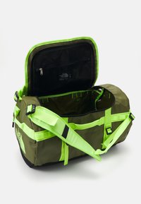 The North Face BASE CAMP DUFFEL - M - Holdall - forest olive/safety green/black