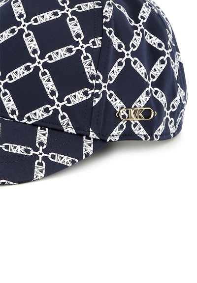 Cappello navy con un motivo a catena bianca, accessori in metallo dorato e dettaglio marchiato. Realizzato in un tessuto morbido e leggero.