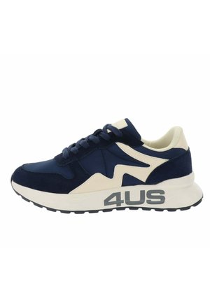 Zapatilla deportiva azul marino y blanca con cordones azul marino, suela blanca gruesa y "4US" impreso en gris en el lateral de la suela.