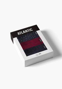 Pudełko trzech materiałowych skrzyń w ciemnoniebieskim kolorze z złotymi wzorami i burgundowym akcentem. Opakowanie jest czarno-białe z logo "ATLANTIC".