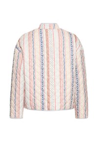 Prošívaná bunda z pohledu zezadu, s vertikálními pruhy v červené, modré a bílé barvě se vzory květin a puntíků. Měkká textura, pohodlný střih.