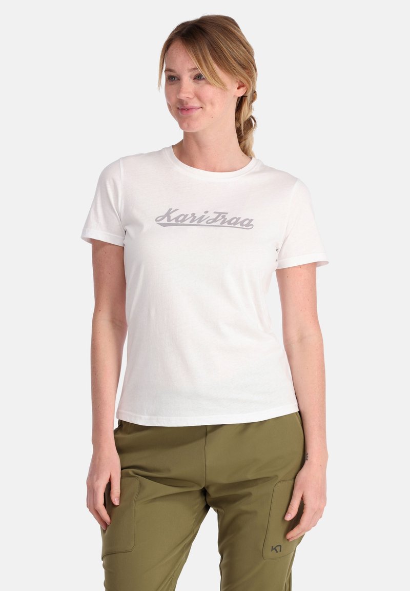 Witte t-shirt met korte mouwen met een grijze cursieve logo "KariTraa" over de borst. Heeft een klassieke ronde halslijn en een zachte textuur.