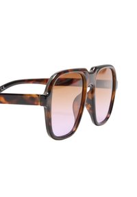 Okulary przeciwsłoneczne w kolorze tortoishell z kwadratowym kształtem, gradientowymi szklami w odcieniach fioletu oraz szerokimi zausznikami. Charakteryzują się podwójnym mostkiem oraz eleganckim, wypolerowanym wykończeniem.