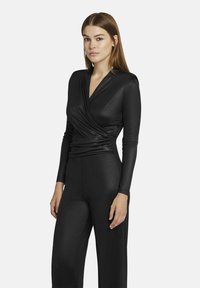 Zwart, lange mouwen bodysuit met een wikkeldesign en een gladde, glanzende textuur. Heeft een diepe halslijn en een getailleerde silhouet.