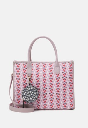 Sac fourre-tout à motif rose avec un design en zigzag rouge et bleu marine. Comprend des poignées doubles et une petite pochette détachable avec un motif similaire.