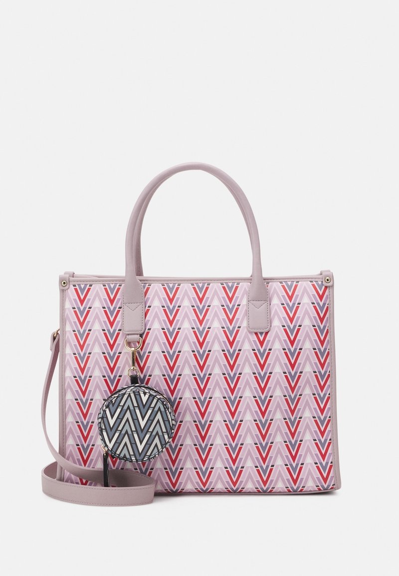 Růžová taška přes rameno se vzorem v zigzagu v červené a námořnické modři. Obsahuje dvojité uchopení a odnímatelnou malou taštičku se podobným vzorem.