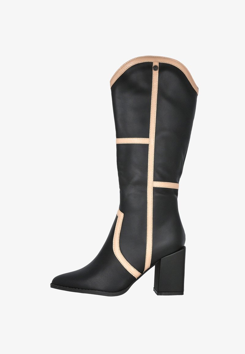 Bota negra hasta la rodilla hecha de cuero sintético, con acentos en beige, punta afilada y tacón cuadrado para mayor estabilidad.