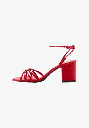 Rode sandalen met hakken en straps, met een blokhak, featuring een gladde glanzende afwerking, meerdere dunne straps en een enkelbandje met een gesp.