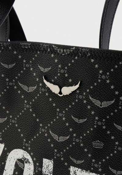Μαύρη τσάντα ώμου με υφή, με ασημένιο έμβλημα φτερού, μικρά μοτίβα φτερού και κορώνας, και λευκό ξεθωριασμένο μεγάλο κείμενο μερικώς ορατό.