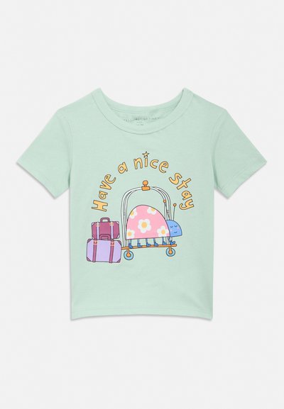 Tricou verde deschis pentru copii, cu o melc desen animat pe cărucior pentru bagaje și textul „Have a nice stay" deasupra.
