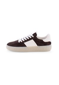 Braune Wildleder-Sneaker mit weißen Lederakzenten und Schnürsenkeln. Verfügt über eine strukturierte, durchsichtige Gummisohle und ein abgerundetes Design der Zehenpartie.