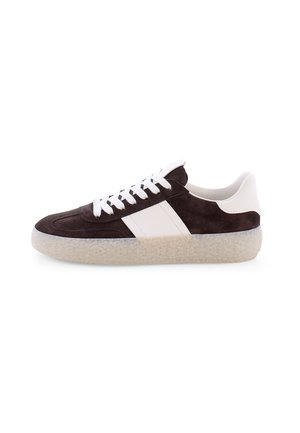 Baskets en suède marron avec des accents et des lacets en cuir blanc. Elles présentent une semelle en caoutchouc translucide texturée et un design à bout rond.