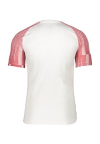 Weißes Sportshirt mit kurzen Ärmeln, das ein rot-weißes gestreiftes Muster an den Schultern aufweist. Glatte Textur aus leichtem Stoff.