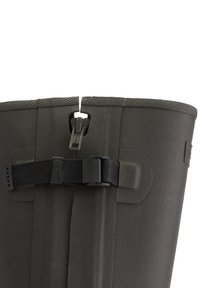 Zwarte waterdichte laars met een ritssluitingen en een verstelbare band, voorzien van een textuur en een afgeronde bovenrand.