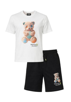 Set composto da t-shirt bianca e pantaloncini neri con grafica di un orsetto colorato e la scritta "Barrow Friendly" su entrambi i capi.