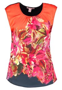 Ärmlös blus med ljus korallfärgad överdel och flerfärgad floral design i rosa, röd och grön på slät tyg.