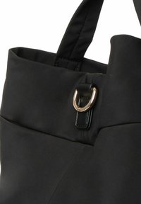 Borsa tote nera con una finitura liscia e opaca, caratterizzata da un accento in metallo dorato a forma di anello e un dettaglio trapuntato sul bordo superiore.