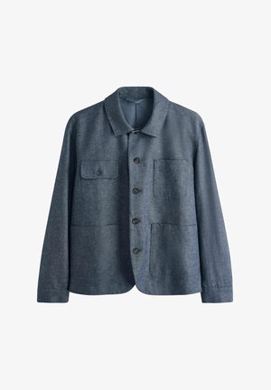 Mørkegrå jakke med knapper foran, store forlommer, en klappose på venstre bryst og en spredt krave, vist på en hvid baggrund.