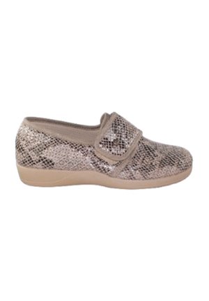 Zapato beige de velcro con un patrón de piel de serpiente texturizado, material superior suave y una suela de goma flexible para mayor comodidad.