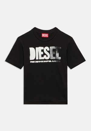 Melnā īsroku T-krekls ar uzdrīkstējušos baltu un pelēku uzrakstu "DIESEL" un mazāku devīzi "FOR SUCCESSFUL LIVING" priekšpusē.