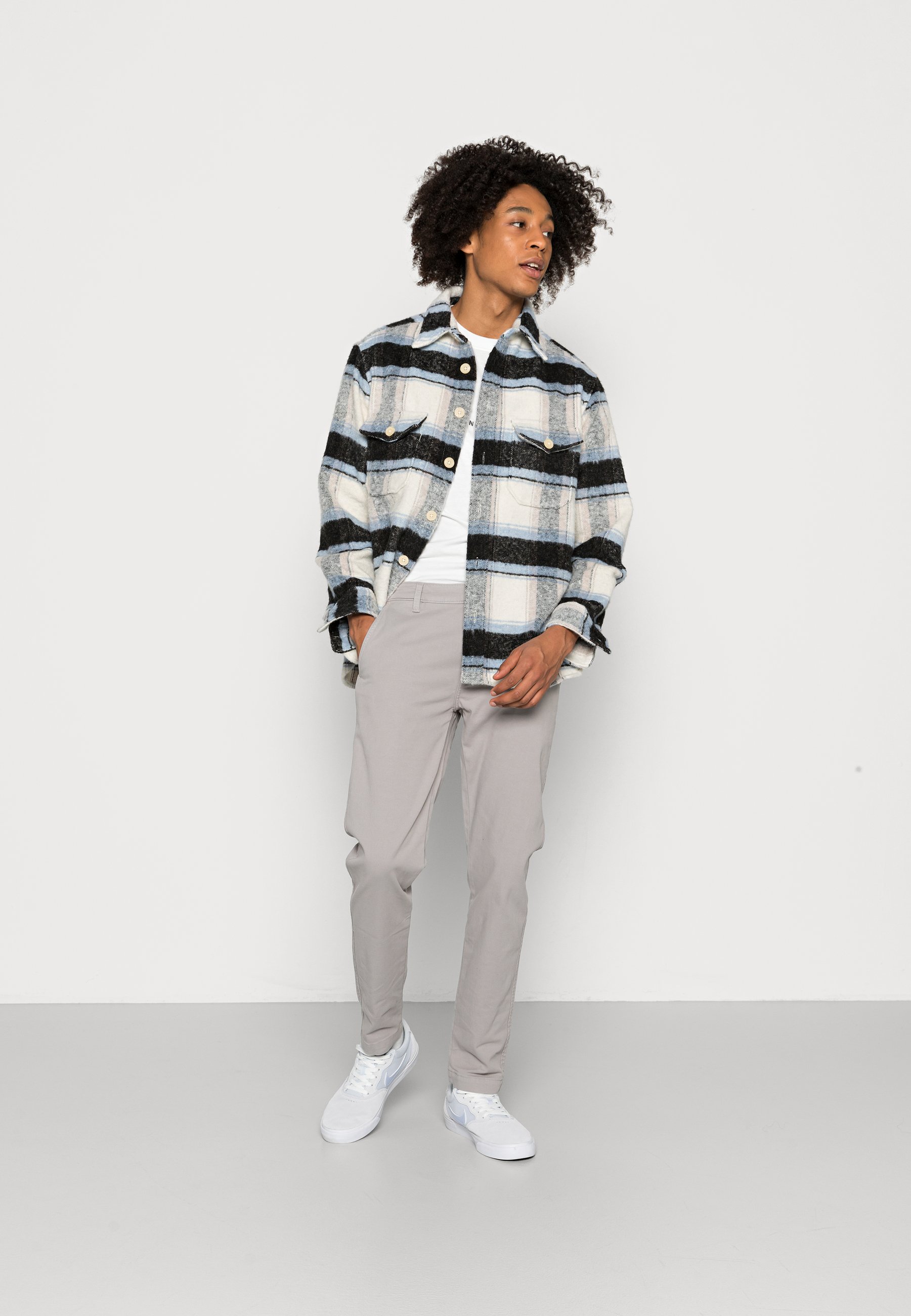 Levi's® Chino stiliaus kelnės - silver 