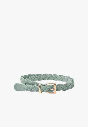 Miętowo-zielony pleciony skórzany pasek ze złotą, prostokątną sprzączką i pętlą, zwinięty na białym tle.